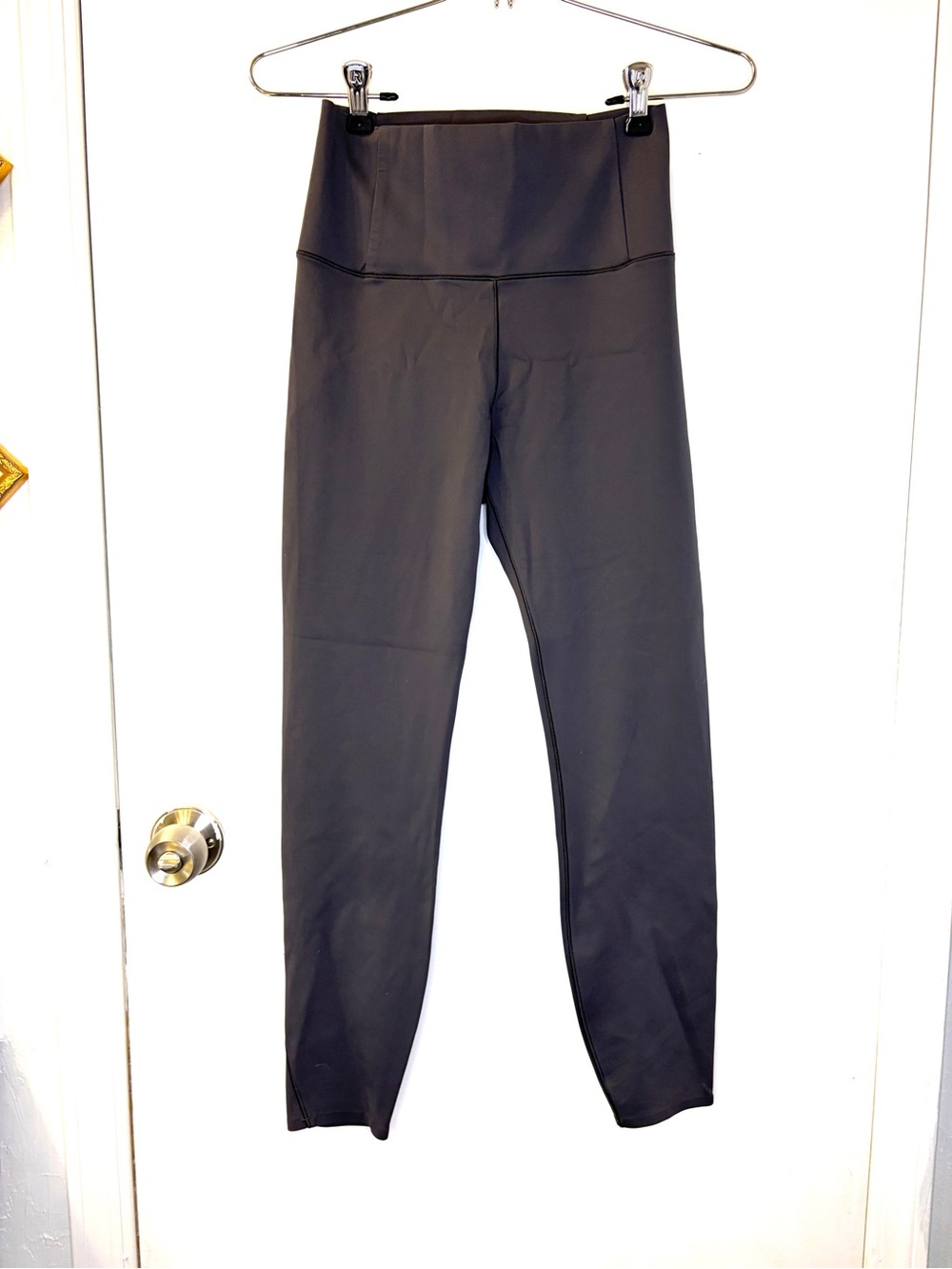 Vuori High-Waist Leggings in dark gray